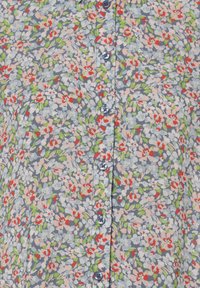 Camicia a maniche corte con bottoni, decorata con un motivo floreale su sfondo grigio, con piccoli fiori rossi, rosa e verdi, e bottoni blu sul davanti.