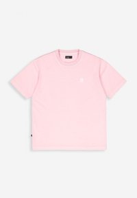 Roze katoenen t-shirt met korte mouwen, ronde hals en een klein wit logo op de borst. Zachte textuur en eenvoudig ontwerp.