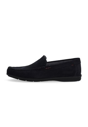 Marineblauwe suede loafers met een instapontwerp, contrasterende stiksels en een rubberen zool. Beschikt over een ronde neus en minimale accentdetails.