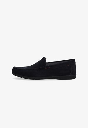 Marineblauwe suede loafers met een instapontwerp, contrasterende stiksels en een rubberen zool. Beschikt over een ronde neus en minimale accentdetails.