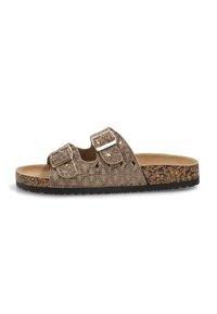 Sandalia tipo slide con suela de corcho en dorado metálico, que presenta dos tiras ajustables con hebillas y una parte superior texturizada con recortes decorativos.