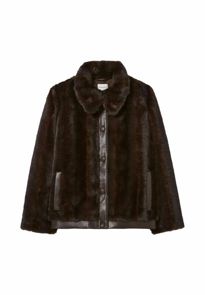 Chaqueta de piel sintética marrón con cuello redondeado, botones frontales y detalles de cuero. Presenta bolsillos laterales y tela texturizada.