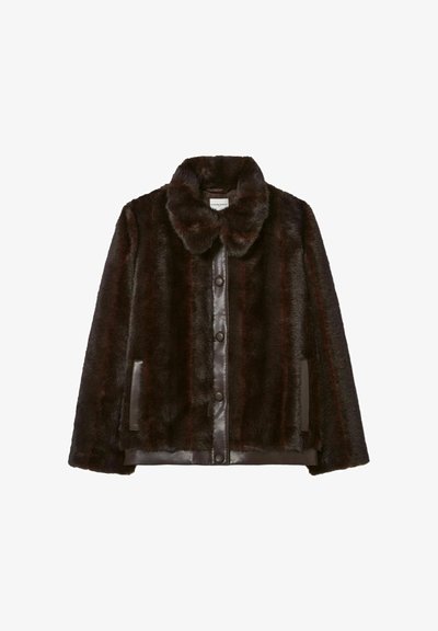 Giacca in faux fur marrone con colletto rotondo, bottoni frontali e dettagli in pelle. Presenta tasche laterali e tessuto testurizzato.