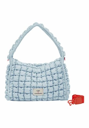 Sac à main matelassé bleu clair avec texture rembourrée, poignée courte, écusson logo à l'avant et une bandoulière rouge amovible à côté.