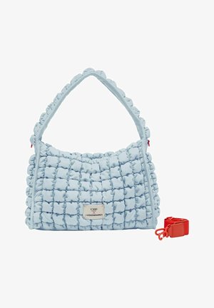 Borsa trapuntata azzurro chiaro con texture imbottita, manico corto, toppa con logo sul davanti e tracolla rossa staccabile accanto.