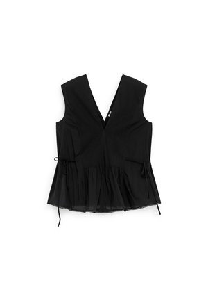 Mustast varrukateta pluus sügava V-kaelusega, volditud esipaneelide, vöökoha nöörsidemete ja volangilise äärega.