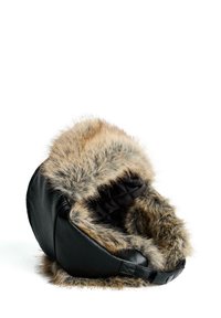 Căciulă din piele neagră, cu un căptușeală moale din blană deschisă. Prezintă o textură interioară acoladată și un design ajustat, cu o curea pe lateral pentru ajustare.