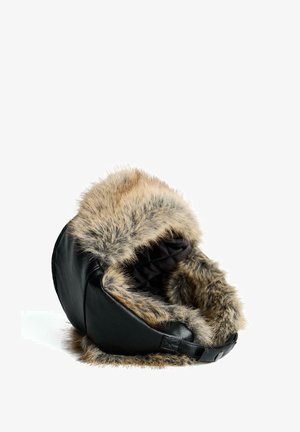 Czarny skórzany kapelusz z miękkim, jasnobrązowym futrem w środku. Posiada pikowaną teksturę wnętrza oraz dopasowany krój z bocznym paskiem do regulacji.