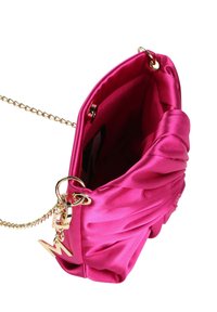 Bolso de satén rosa con una cadena dorada, diseño plisado y un pequeño charm dorado con la letra "M". El interior está forrado, mostrando una profundidad general.