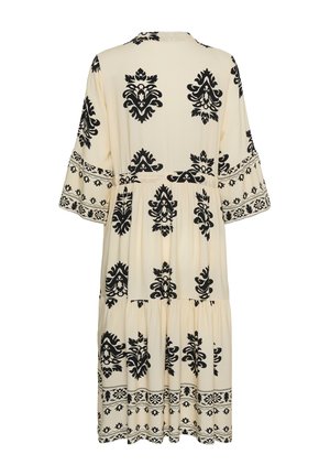 Krém színű midi ruha fekete virág- és geometriai mintákkal, háromnegyedes harangujjakkal és összegyűrt rétegekkel a deréknál és az alján.