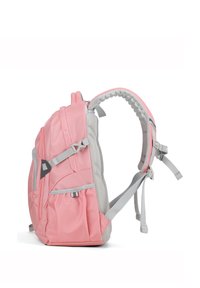 Zaino in tessuto rosa con accenti grigi, dotato di spallacci imbottiti e più compartimenti, inclusi tasche in rete. La vista laterale mette in evidenza il design.
