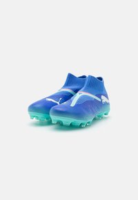 Scarpini da calcio blu con tomaia in maglia, design aderente alla caviglia e suola gradient aqua. Presentano un logo bianco e superficie testurizzata per una migliore presa.