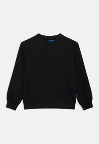 Hanorac negru dintr-un material moale. Are un guler rotund, mâneci lungi cu manșete din tricot și un etichetă albastră pe partea stângă.