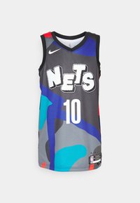 Basketbalový dres Brooklyn Nets, šedý s abstraktními modrými, černými a červenými vzory. Obsahuje velké logo "NETS" a číslo "10", vyrobeno z průsvitné síťoviny.