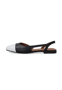 Schwarz-weißer Leder Slingback-Schuh mit spitz zulaufender Zehenpartie, schwarzem Obermaterial und weißer Zehenkappe, flachem Absatz und Ausschnitten.