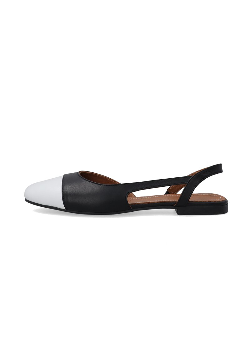 Schwarz-weißer Leder Slingback-Schuh mit spitz zulaufender Zehenpartie, schwarzem Obermaterial und weißer Zehenkappe, flachem Absatz und Ausschnitten.