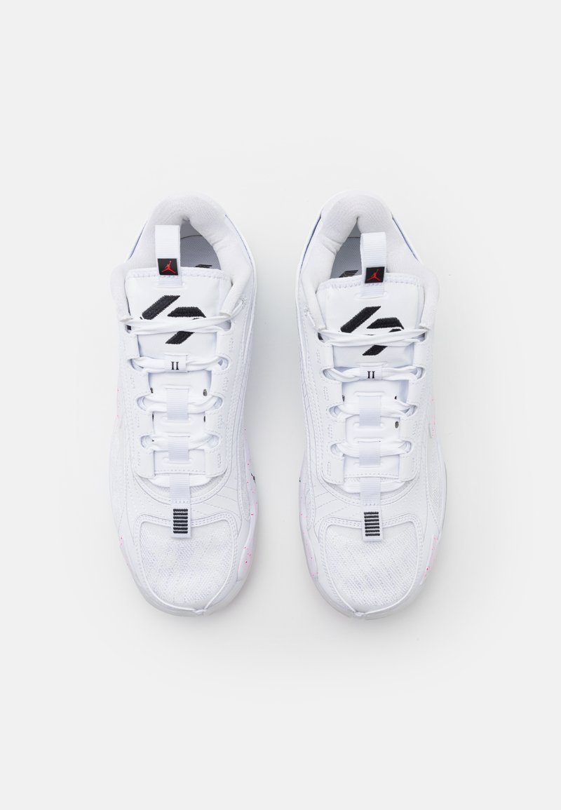 Weiße Sportschuhe mit einem Mesh-Obermaterial, strukturierten Paneelen und schwarzen Akzenten. Mit Schnürdesign und kleinen farbigen Details an der Sohle.