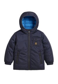 Giacca imbottita con cappuccio di colore blu navy, foderata con un leggero blu quilted, con zip frontale, due tasche con zip e una tasca sul petto con bottone e patch.