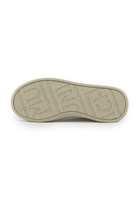 Suola di scarpa in gomma di un leggero beige, caratterizzata da un motivo a spina di pesce testurizzato per una migliore aderenza, bordi curvi e una finitura liscia.