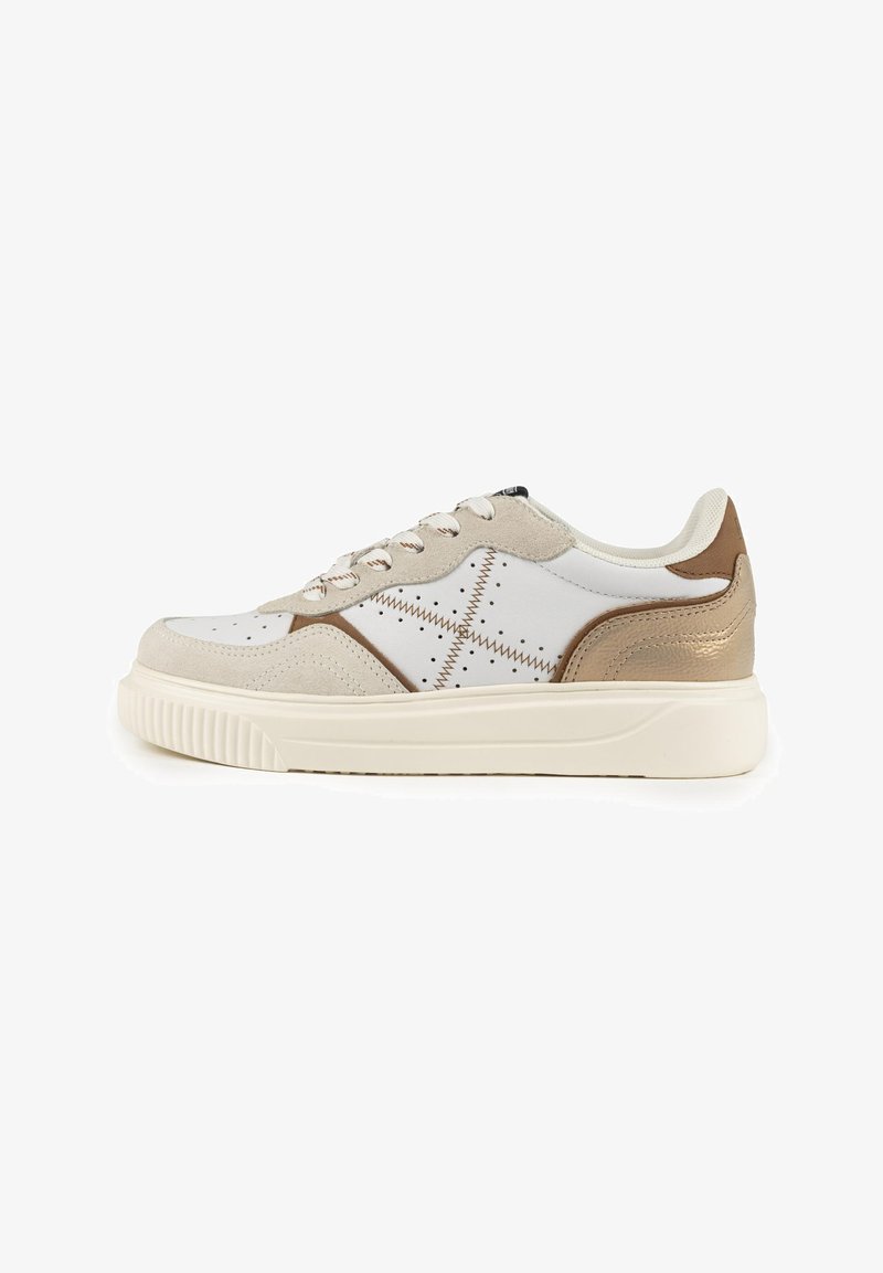 Sneaker z białą skórzaną cholewką, beżowymi zamszowymi akcentami i metalicznym brązowym obcasem. Posiada perforowane detale i teksturowaną kremową gumową podeszwę.