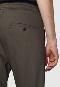 DRYKORN JEGER - Calças - mottled olive
