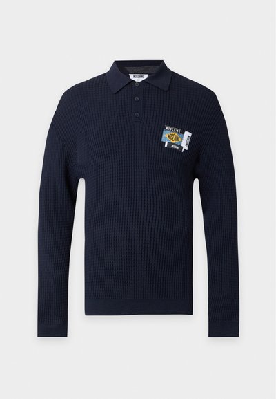 Pull polo à manches longues texturé bleu marine avec patte à trois boutons et écusson logo Moschino coloré sur la poitrine gauche.