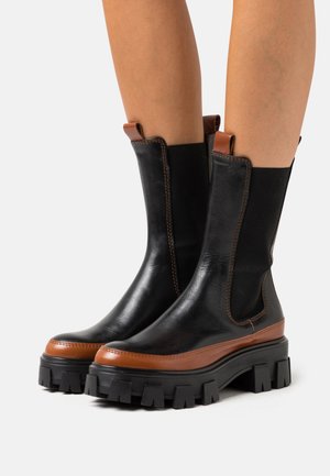 Stivali con plateau - cognac/black
