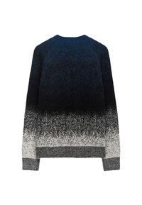 Sweter dziany z gradientowym wzorem od ciemnoniebieskiego do białego, o teksturowanej powierzchni i ściągaczach u rękawów.