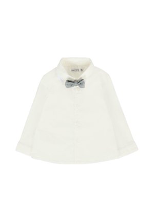 Camicia bianca a maniche lunghe con collo button-down e un papillon grigio a scacchi al collo. Texture morbida e design casual.