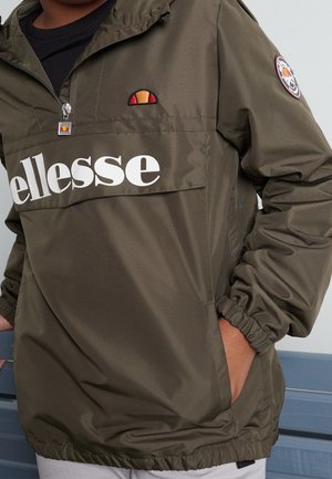 Chaqueta pulóver en verde oliva de ellesse con logo blanco en el pecho, cremallera con tirador con logo, puños elásticos y bolsillo lateral para las manos.