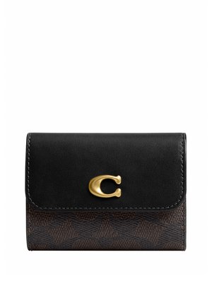 Portefeuille en cuir noir et marron avec motif texturé et un fermoir en métal doré en forme de C sur le rabat avant.