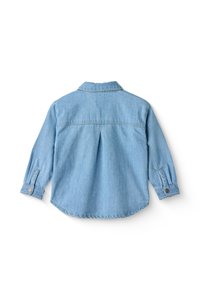 Lys blå denimskjorte med lange ermer, en knapp-ned krage og en sentral bakfold. Har knappeledd og en buet kant.