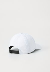 Hvitt caps med en pustende perforert design, buet skjerm og justerbar svart rem bak. Glatt tekstur og lett materiale.