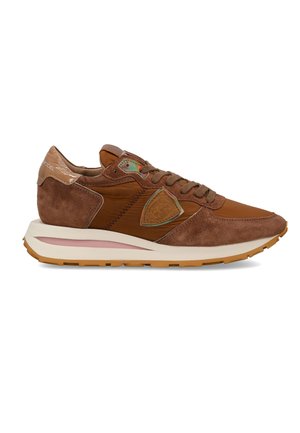 Sneaker marrone con pannelli in camoscio e pelle, lacci marroni, suola bianca con dettagli rosa e gomma, e patch triangolare in pelle con logo sul lato.