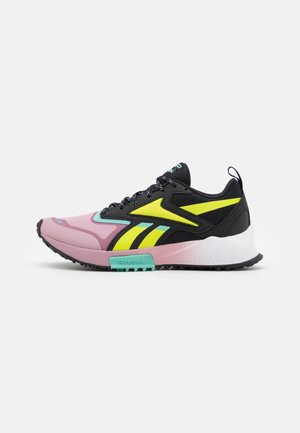 Czarny, różowy i żółty sportowy sneaker z turkusowymi akcentami, czarnymi sznurówkami i białą podeszwą, pokazany z boku na białym tle.