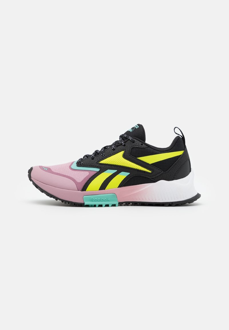 Baskets de sport noires, roses et jaunes avec des accents bleu sarcelle, lacets noirs et semelle blanche, vues de côté sur fond blanc.