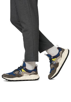 Mehrfarbige Sneaker in Blau-, Grau- und Gelbtönen; strukturiertes Wildleder- und Mesh-Material; gesprenkelte weiße Sohle und gemusterte Details.
