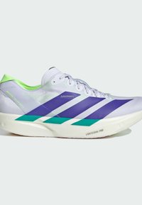 Chaussure de running blanche et légère avec des rayures violettes, des accents turquoise, une doublure de talon vert néon et un marquage "LIGHTSTRIKE PRO" sur la semelle.