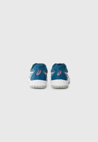Chaussures de sport bleues avec des accents blancs, tige en mesh, logo à l'arrière en rose, col rembourré et semelle extérieure en caoutchouc texturé.