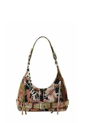 Bolso de hombro con tela multicolor desgastada, detalles de cremallera plateada, cinturón con ojales en la base y letras colgantes que forman "Desigual" en la correa.