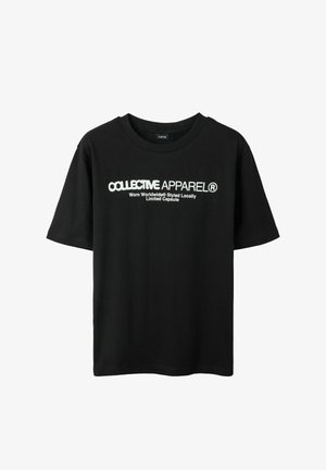 Zwart katoenen T-shirt met korte mouwen en een ronde hals. Voorzien van opvallende witte tekst: "COLLECTIVE APPAREL" en extra beschrijvende tekst eronder.