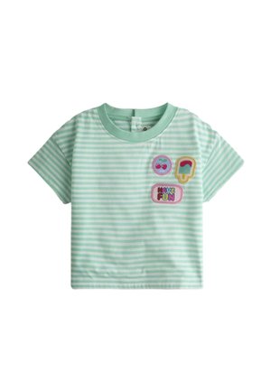 Zielono-biała koszulka w paski z krótkim rękawem, z naszywkami z wiśniami, lodem na patyku oraz napisem „HAVE FUN” na piersi.