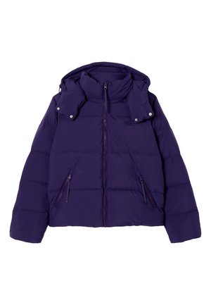 Giacca a vento viola con colletto alto e cappuccio removibile. Presenta tasche frontali con zip e chiusura frontale con zip; texture liscia e imbottita.