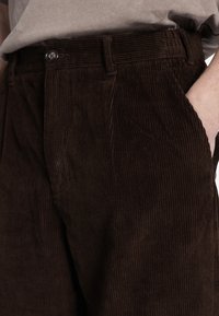 Redefined Rebel JOHN COMFORT FIT - Bukse - demitasse