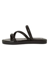 Infradito neri con tre cinturini brillanti dal finish liscio e una suola nera imbottita per il massimo del comfort.