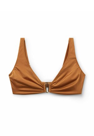 Top de bikini marrón con tirantes anchos y cierre metálico frontal, colocado sobre un fondo blanco.