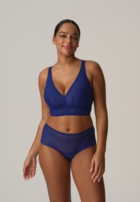 Set di reggiseno blu navy e mutandine a vita alta con un motivo in pizzo texturizzato, design a V e spalline larghe per il supporto.