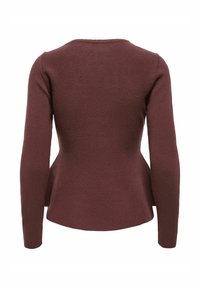 Marlbordeauxfarbener Strickpullover, lange Ärmel, rundes Dekolleté, figurbetontes Design mit Volantdetail in der Taille, strukturierter Stoff.