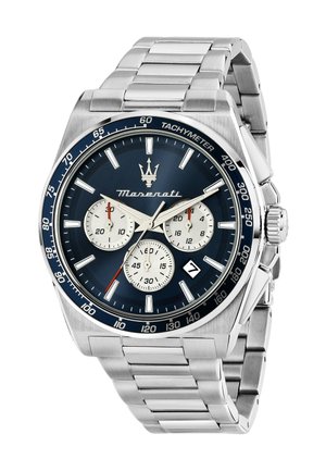 Montre en acier inoxydable avec un cadran bleu, trois sous-cadrans, une échelle tachymétrique et un guichet de date. Présente des aiguilles argentées et un bracelet en métal.