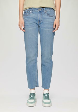 Hellblaue Jeans aus Denim mit geradem Bein, ausgestattet mit einem Knopf- und Reißverschluss, fünf Taschen und einer Ausfransung am Saum.